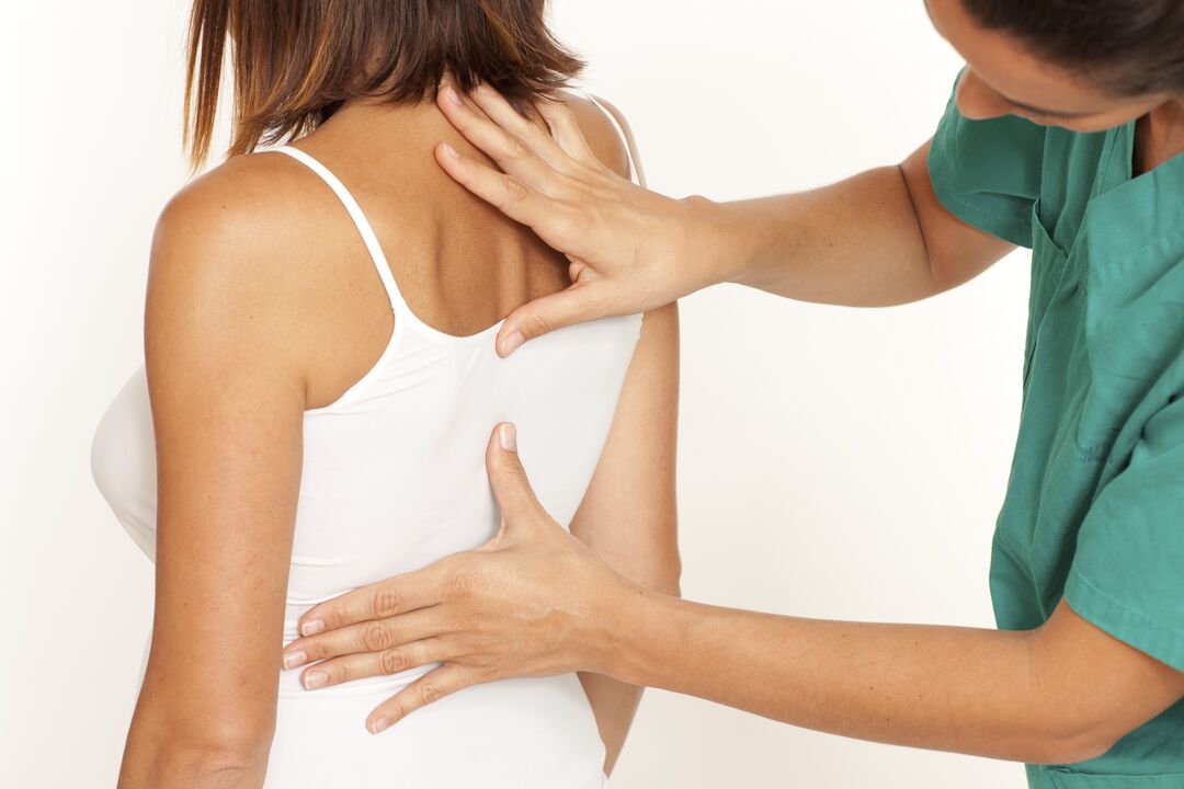 gydytojas apžiūri nugarą su krūtinės ląstos osteochondroze