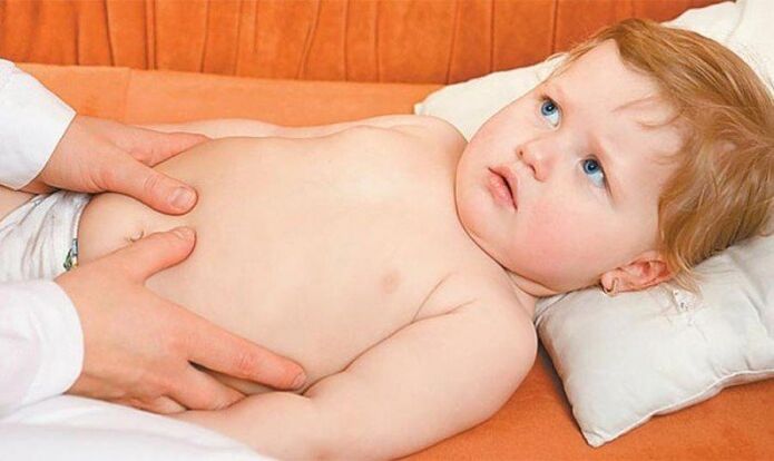 Vaikas nerimauja dėl epifiziolizės sukelto klubo sąnario skausmo